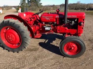 Veterantraktor - Bolinder Munktell - Terrier 425. 1957. Bensin. 6 v. Blästrad samt lackerad. Björnhj...